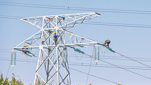 多措并举保障迎峰度冬电力供应，房屋修缮构筑温暖防线